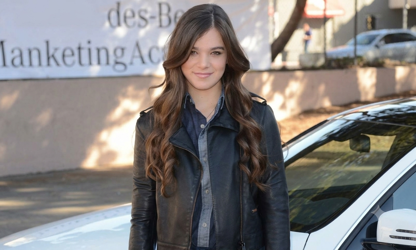 Hailee Steinfeld Net Worth (2026): Career, Salary, Income & Wealth Breakdown 2 Hailee Steinfeld Net Worth